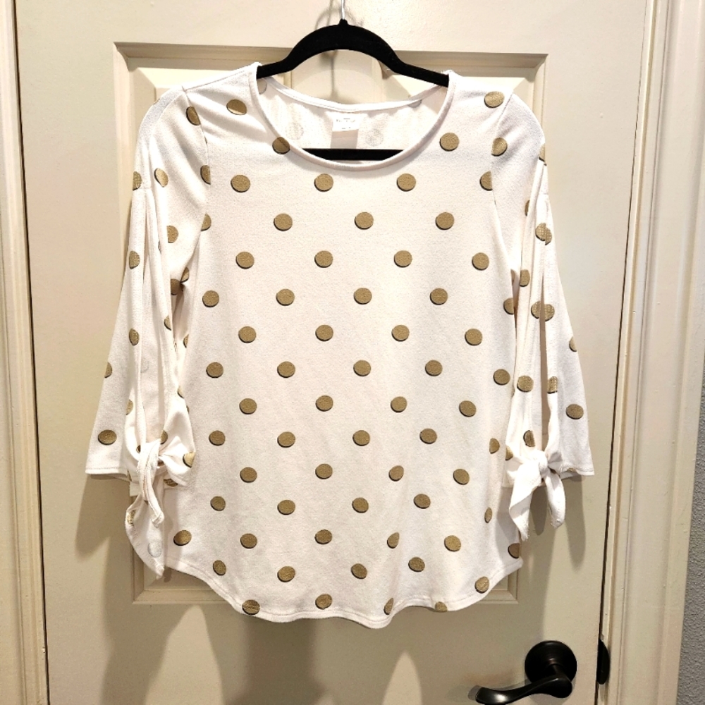 Casual and comfortable top with sleeve cut-out detail. Size: Small